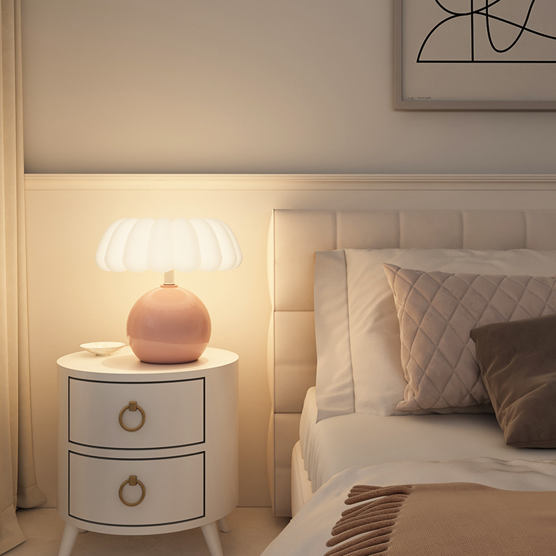 Krem tarzı başucu masa lambası - Desk Setup White incelemesi ve fiyatı